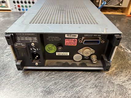 Rückseite eines Labornetzteils
