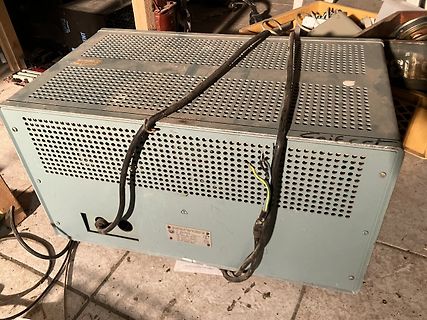 Altes graues Metallgehäuse mit Lüftungsschlitzen und Kabeln
