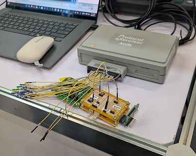 Elektronik-Aufbau mit Protocol Exerciser und Leiterplatten
