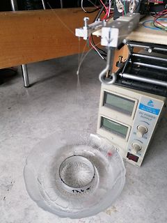 Laboraufbau mit DC-Netzteil und Schüssel