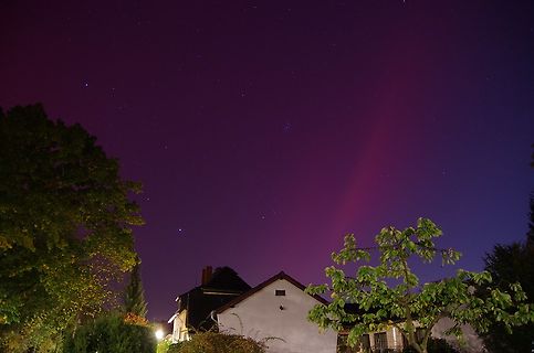 Nachtaufnahme von Häusern unter Sternenhimmel