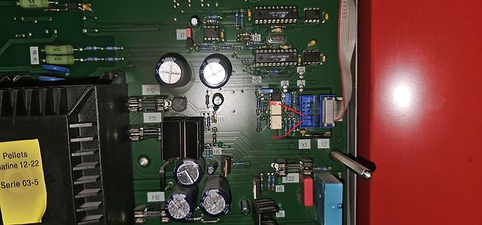 Nahaufnahme einer grünen Leiterplatte mit elektronischen Bauteilen