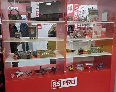 Ausstellungsdisplay mit Werkzeugen und Messgeräten von RS PRO