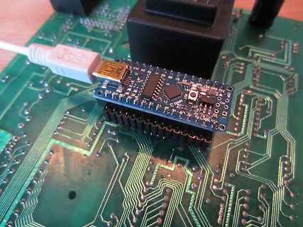 Mikrocontroller-Modul auf Leiterplatte mit USB-Anschluss