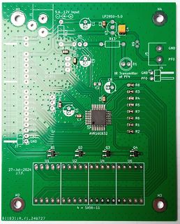 Grüne Leiterplatte mit AVR16EB32 Mikrocontroller