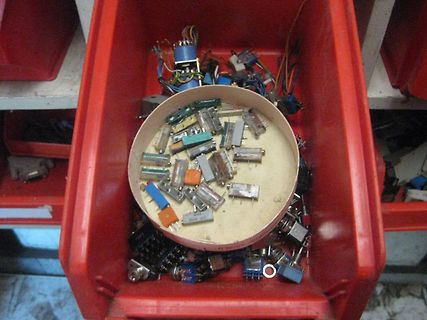 Rote Box mit elektronischen Bauteilen und Transistoren