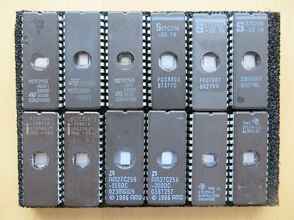 Diverse EPROM-Chips auf schwarzem Untergrund