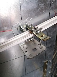 Metallische Halterung an einer Wand