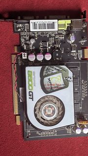 GeForce GT Grafikkarte auf rotem Untergrund