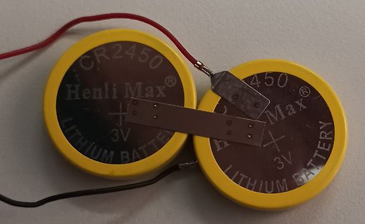 Zwei CR2450 Lithium-Knopfzellen mit Metallstreifen und Kabeln