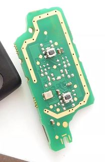 Grüne Leiterplatte mit SMD-Bauteilen und Tasten