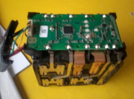 Elektronikmodul mit Leiterplatte und Kabeln