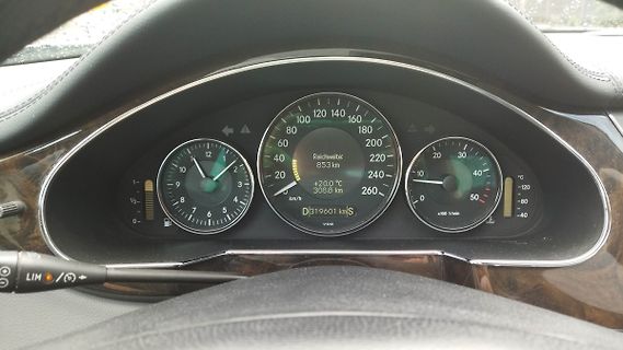 Armaturenbrett eines Autos mit Tachometer und Anzeigen
