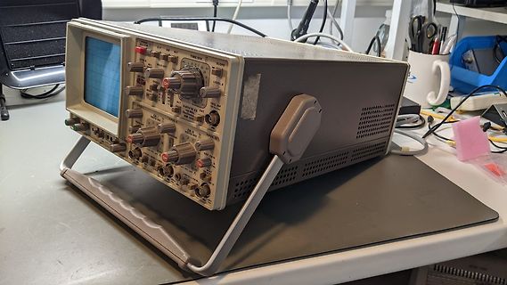 Analoges Oszilloskop auf einem Arbeitstisch