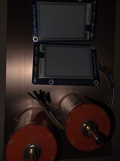 E-Paper Displays und Transformatoren auf Holzuntergrund