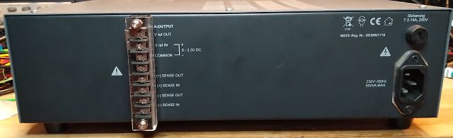 Rückseite eines Labornetzteils