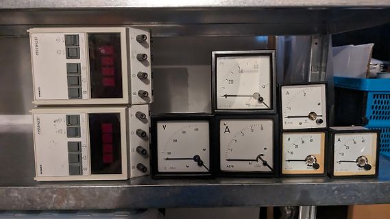 Diverse analoge Messgeräte und Zeitmesser