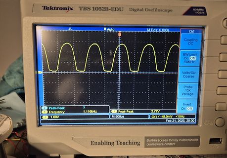 Abfotografiertes Tektronix Oszilloskop mit Sinuswelle