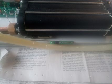 Elektronikbauteil auf Zeitung