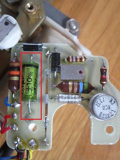 Leiterplatte mit elektronischen Bauteilen und markiertem Kondensator