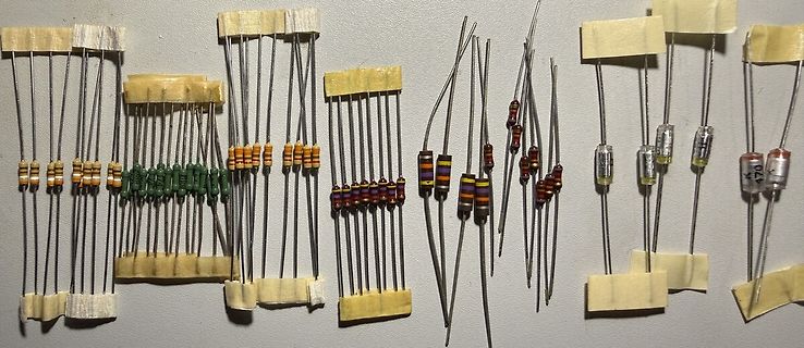 Verschiedene elektronische Bauteile wie Widerstände und Dioden