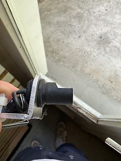 Elektrischer Stecker mit Kabel und Metallhalterung
