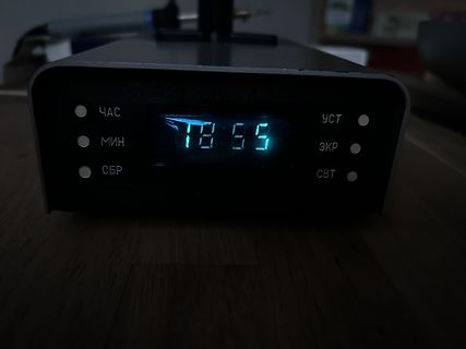 Digitaluhr mit russischer Beschriftung