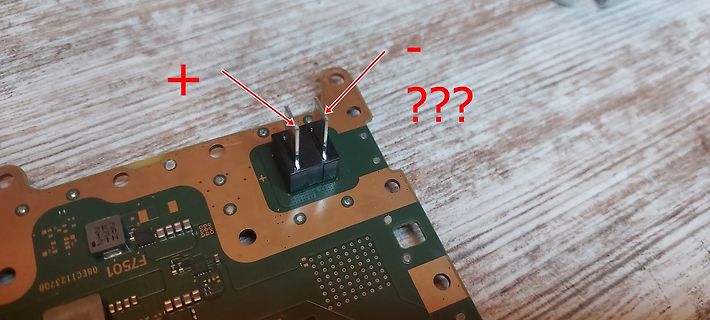 Leiterplatte mit zwei Pins und Markierungen