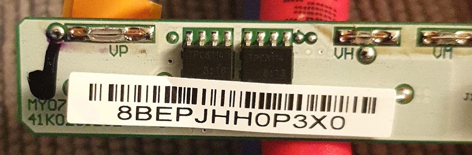 Ausschnitt einer Leiterplatte mit Barcode-Aufkleber