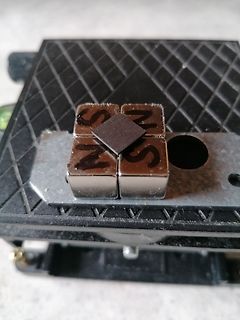 Magnetische Kompassnadel auf Gehäuse
