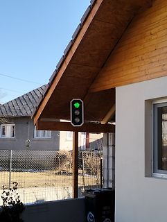 Ampelmodell unter einem Vordach