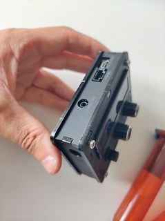 Rückansicht eines elektronischen Geräts mit Anschlüssen