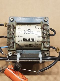 Transformator mit angeschlossenen Bauteilen