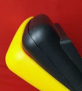 Nahaufnahme eines gelb-schwarzen Kunststoffgehäuses