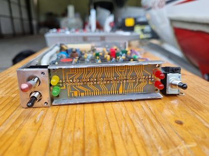 Elektronikmodul mit Leiterplatte und Schaltern auf Holztisch