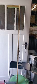 Langer Stab vor weißer Tür und Stuhl