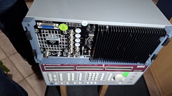 Rückansicht eines Rohde & Schwarz Signalgenerators