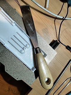 Spachtel auf weißem Kunststoffteil