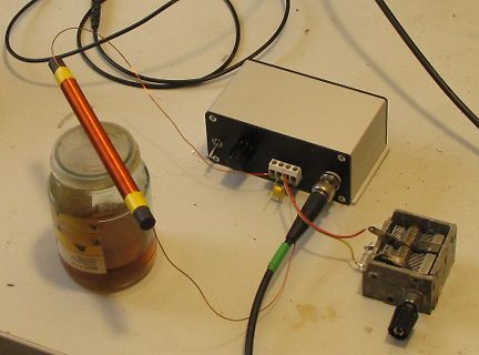 Elektronischer Versuchsaufbau mit Spule und Netzteil