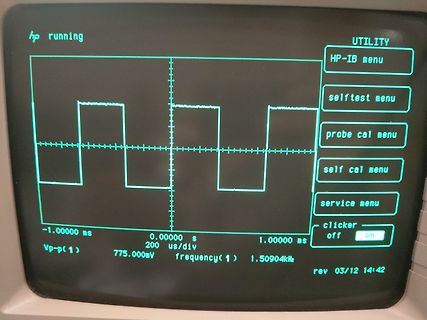 Abfotografierter Bildschirm eines Oszilloskops mit Rechtecksignal