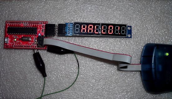 Mikrocontroller-Aufbau mit 7-Segment-Anzeige