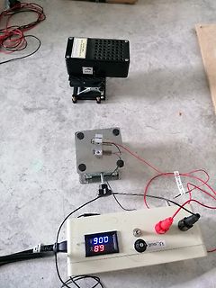 Elektronischer Versuchsaufbau mit Netzteil und Last