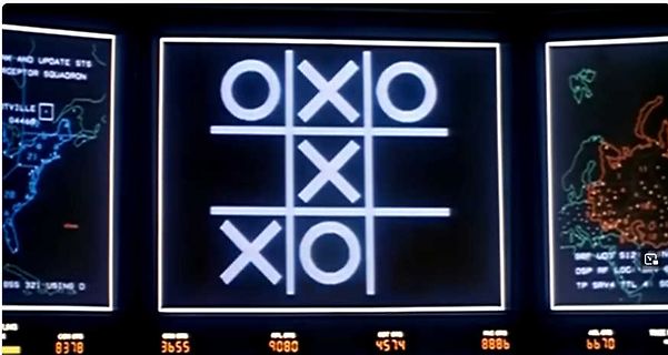 Abfotografierter Bildschirm mit Tic-Tac-Toe und Kartenanzeige