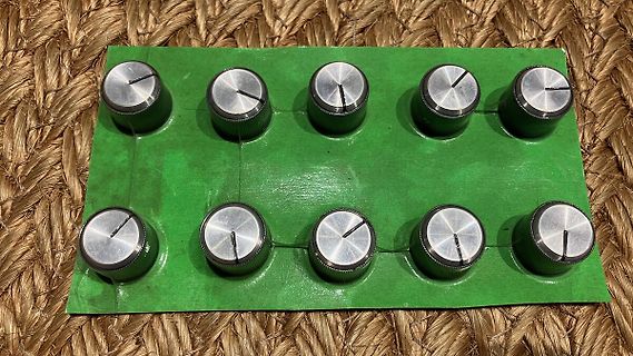 Zehn Potentiometer auf einer grünen Platine