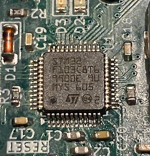 Nahaufnahme eines STM32 Mikrocontrollers auf Leiterplatte