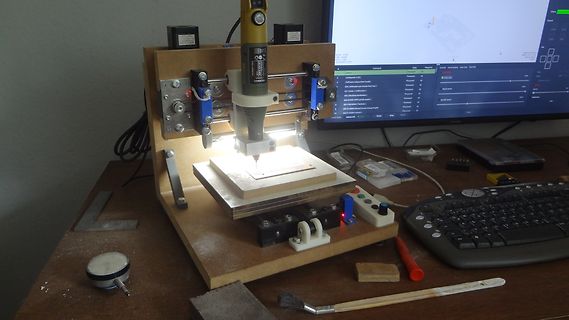 CNC-Fräse oder Laser-Gravierer auf einem Arbeitstisch