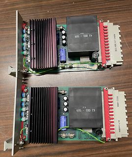 Zwei elektronische Platinen mit Kühlkörpern