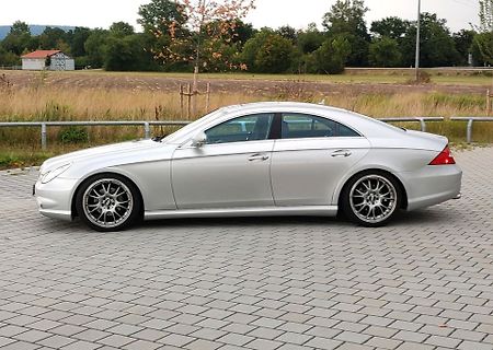 Silberner Mercedes-Benz CLS auf Pflastersteinen