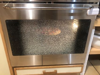 Edelstahlbackofen mit eingeschaltetem Licht