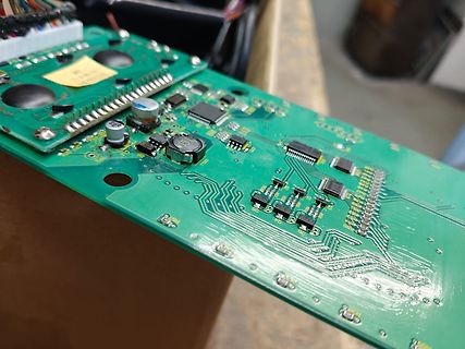 Nahaufnahme einer grünen Leiterplatte mit elektronischen Bauteilen